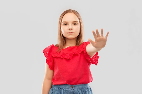 Menina bonita mostrando parar gesto — Fotografia de Stock