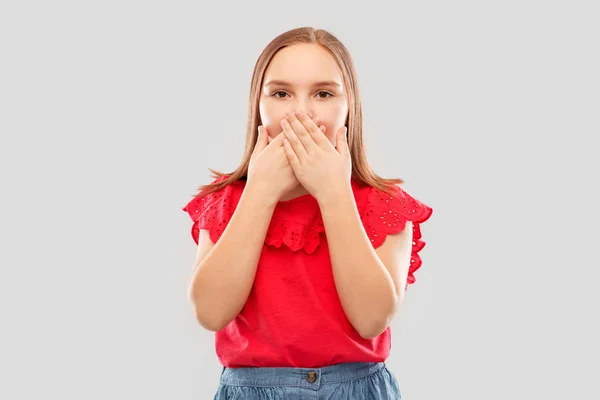 Verwirrtes Mädchen bedeckt ihren Mund mit den Händen — Stockfoto