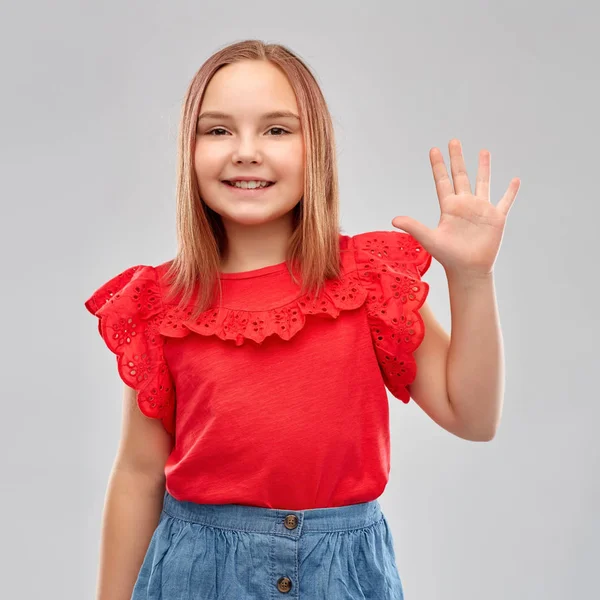 Chica sonriente en camisa roja mostrando cinco dedos —  Fotos de Stock