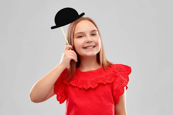 Krásná usmívající se dívka s černým bowerním kloboukem — Stock fotografie