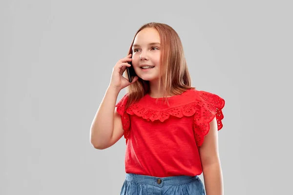 Piękna uśmiechnięta dziewczyna dzwoni na smartfonie — Zdjęcie stockowe
