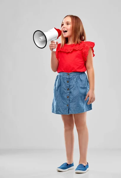 Glimlachend meisje spreekt tot MegaFon — Stockfoto