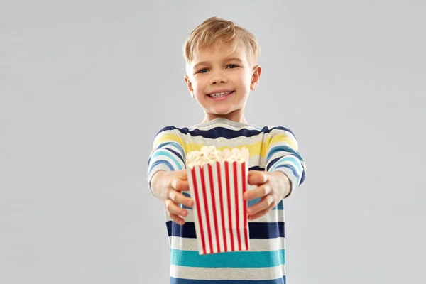 Liten pojke som håller papper hink med popcorn — Stockfoto