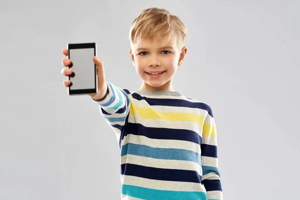 Usměvavý chlapec zobrazující prázdnou obrazovku smartphone — Stock fotografie