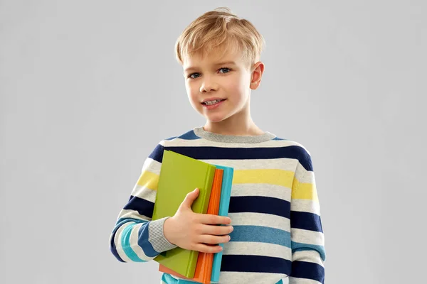 Piccolo studente ragazzo con libri — Foto Stock