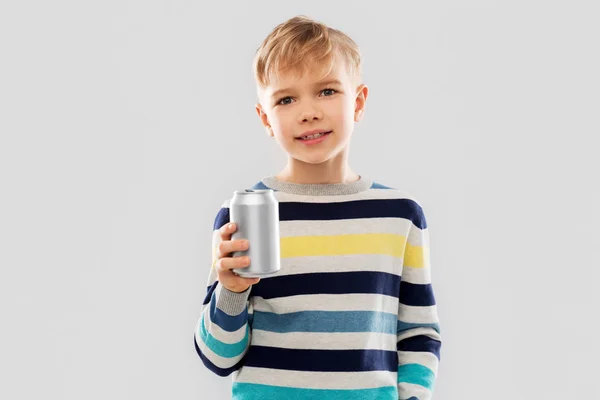 Portret van de kleine jongen met soda kan drinken — Stockfoto