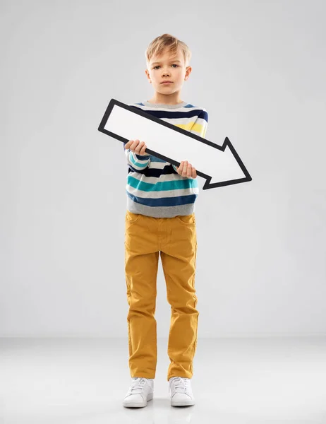 大きな白い下向きの太い矢印を持つ悲しい少年 — ストック写真
