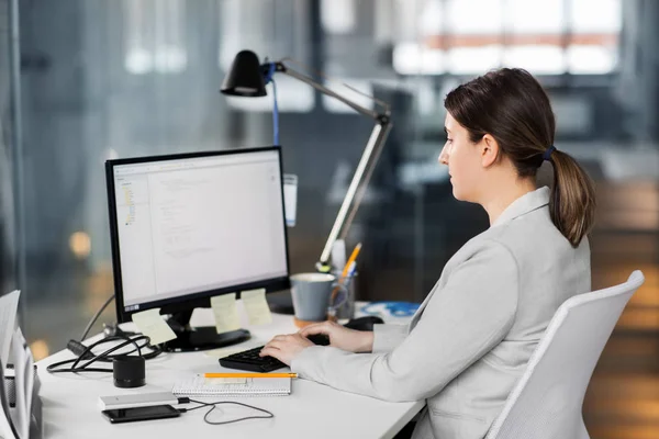 Mujer de negocios con computadora trabajando en la oficina — Foto de Stock
