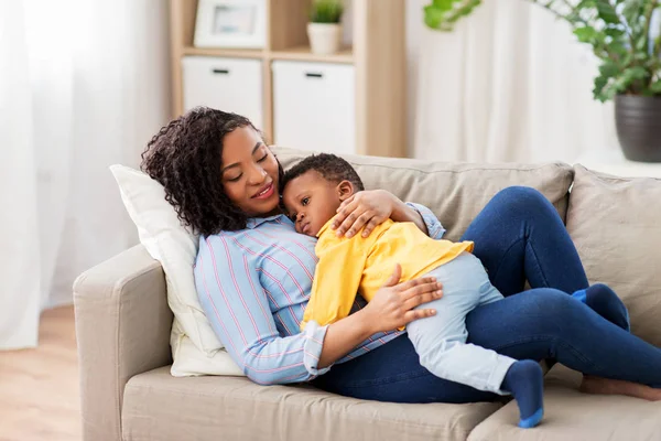 Gelukkig Afro-Amerikaanse moeder met baby thuis — Stockfoto