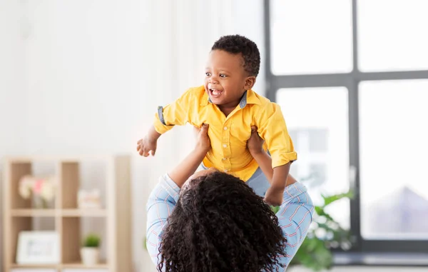 Щаслива афроамериканська мати з дитиною вдома — стокове фото