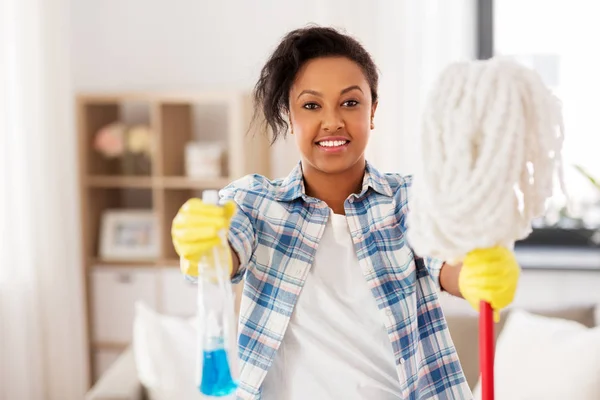 Mujer afroamericana con limpieza de fregona en casa —  Fotos de Stock
