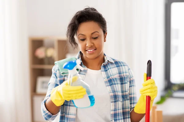 African American kobieta z detergentem w domu — Zdjęcie stockowe