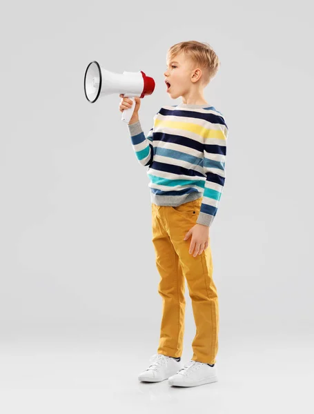 Menino falando com megafone — Fotografia de Stock