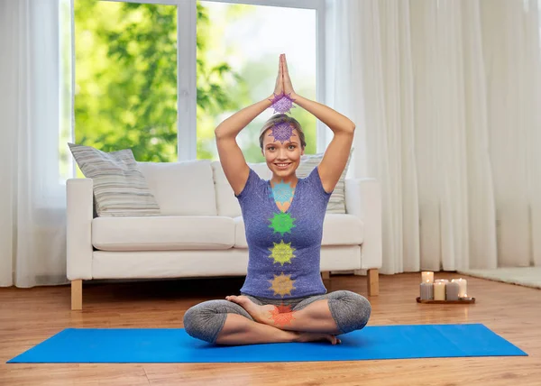 Frau in Lotus-Pose beim Yoga mit sieben Chakren — Stockfoto