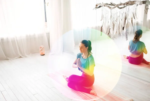Жінка медитує в студії йоги — стокове фото