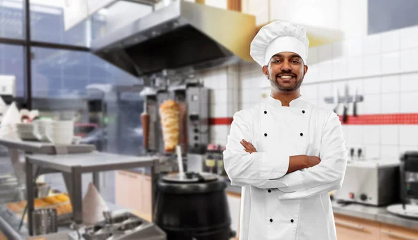 Boldog férfi indiai Chef a Toque a kebab Shop — Stock Fotó