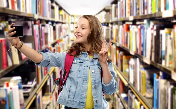 Nastolatek student dziewczyna biorąc Selfie przez smartfon — Zdjęcie stockowe