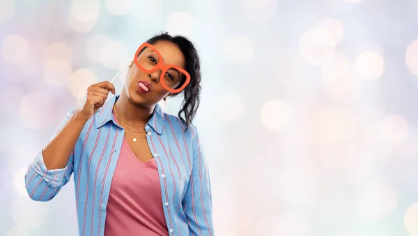 Šťastná africká americká žena s velkými brýlemi — Stock fotografie
