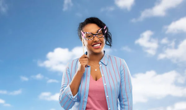 Mulher americana africana feliz com óculos grandes — Fotografia de Stock