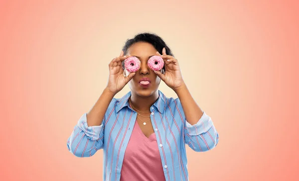 Felice donna afroamericana con gli occhi di ciambelle — Foto Stock