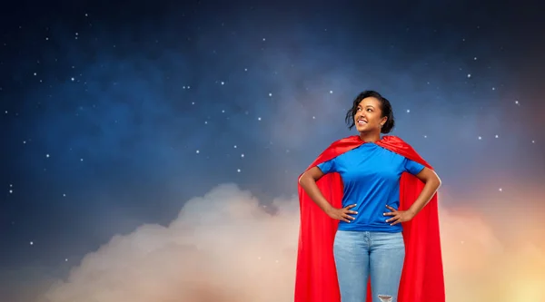 Mujer afroamericana feliz en capa roja de superhéroe —  Fotos de Stock