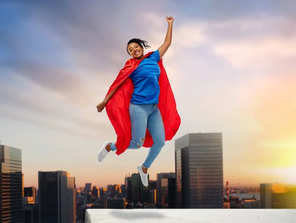 Feliz mulher afro-americana em super-herói capa vermelha — Fotografia de Stock