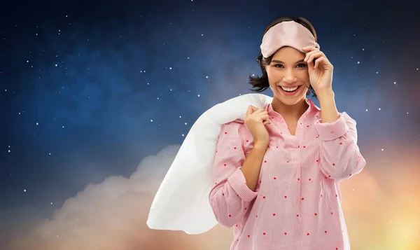 Žena s polštářem v pyžamu a oční spací maskou — Stock fotografie