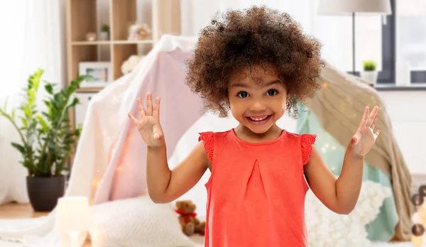 自宅で幸せな小さなアフリカ系アメリカ人の女の子 — ストック写真