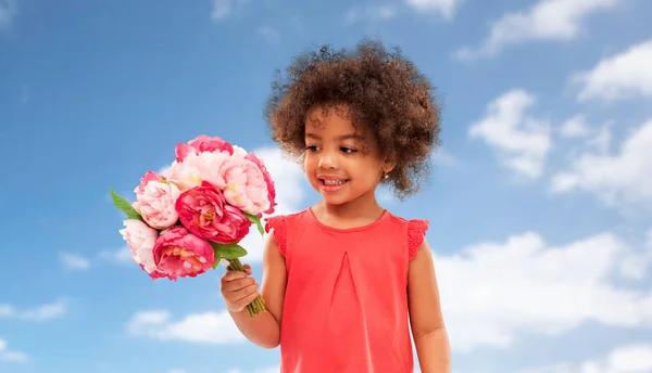 Çiçekler küçük Afrikalı-Amerikalı kızla mutlu — Stok fotoğraf