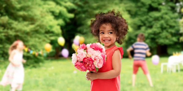 Menina americana africana feliz com flores — Fotografia de Stock