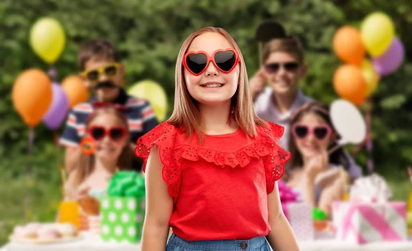 Chica en forma de corazón gafas de sol en fiesta de cumpleaños —  Fotos de Stock