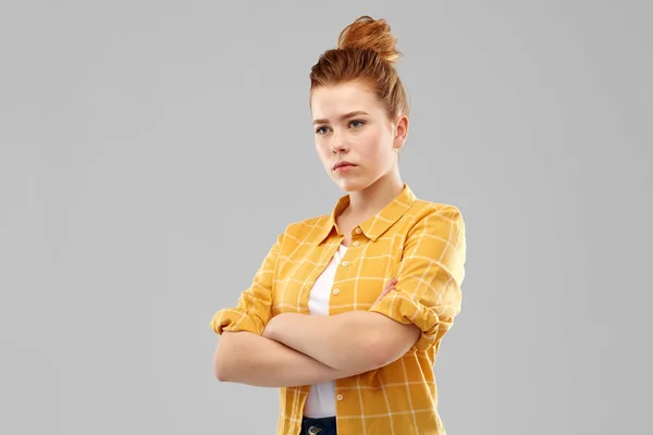 Çapraz kolları olan ciddi kırmızı saçlı genç kız — Stok fotoğraf