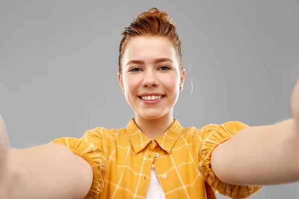 Sorrindo vermelho peludo adolescente menina tomando selfie — Fotografia de Stock