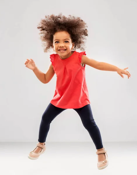 Gelukkig weinig African American Girl Jumping — Stockfoto