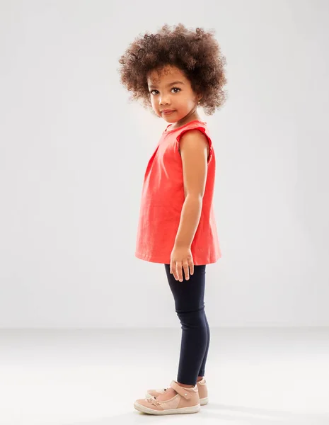 Szczęśliwy mały Afrykanin amerykański dziewczyna nad szary — Zdjęcie stockowe