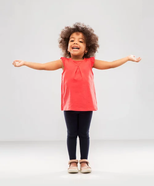 Feliz pequena menina americana africana com braços separados — Fotografia de Stock