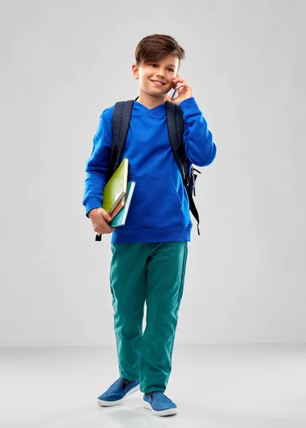 Tanuló fiú iskolai táska hívás okostelefon — Stock Fotó