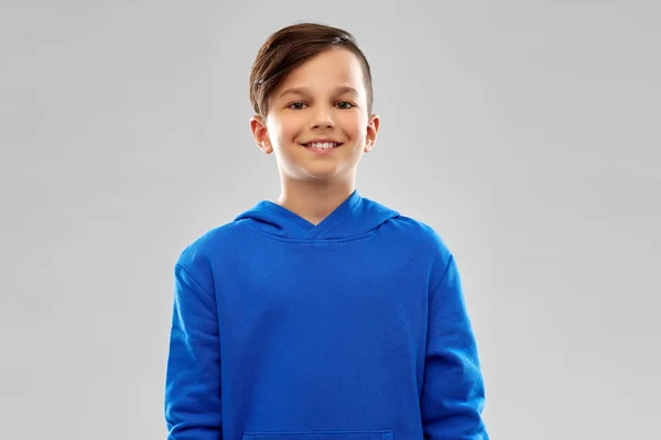 蓝色连帽衫微笑的男孩的肖像 — 图库照片
