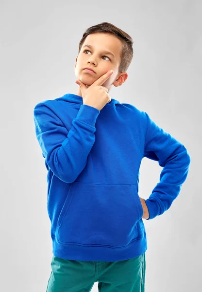 Pensare ragazzo in blu felpa con cappuccio — Foto Stock