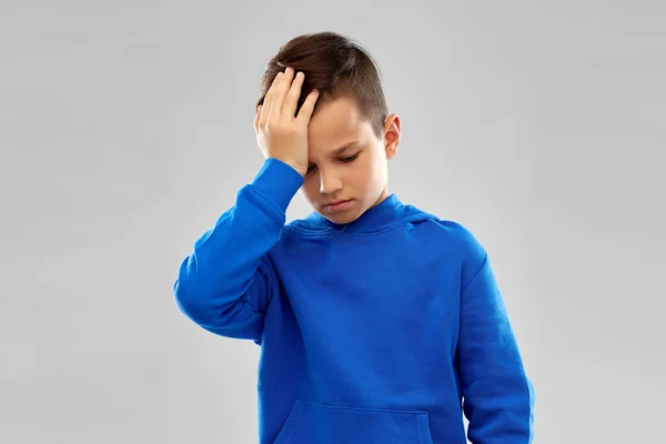 Menino doente em slue hoodie sofrendo de dor de cabeça — Fotografia de Stock