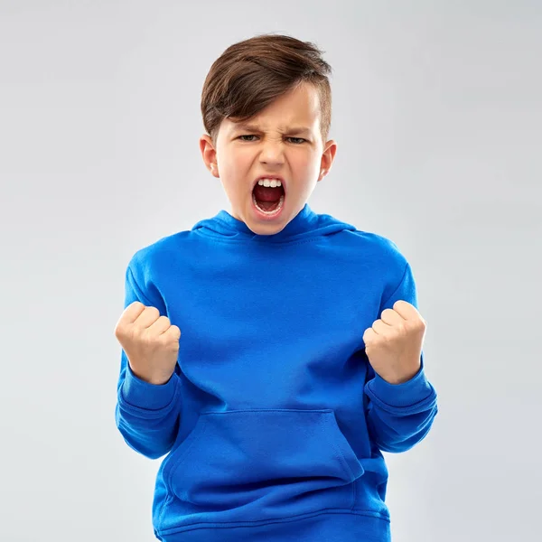Chico enojado con capucha azul celebrando el éxito —  Fotos de Stock