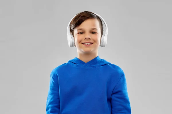 Porträtt av leende pojke i blå hoodie — Stockfoto