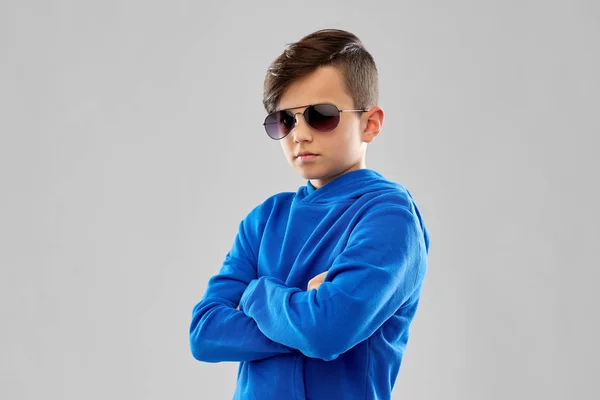 Портрет мальчика в солнечных очках со скрещенными руками — стоковое фото