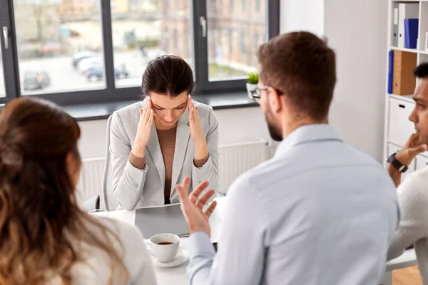 Recrutadores que têm entrevista de emprego com empregado — Fotografia de Stock