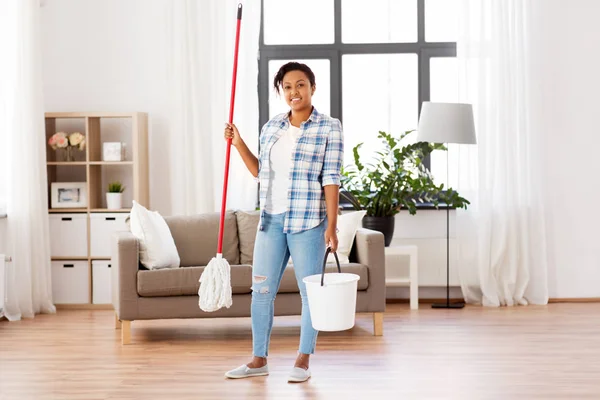 Mujer africana o ama de casa piso de limpieza en casa — Foto de Stock