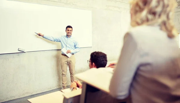 Grupo de alunos e professor em palestra — Fotografia de Stock