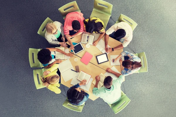 Groep studenten met tablet pc bij schoolbibliotheek — Stockfoto