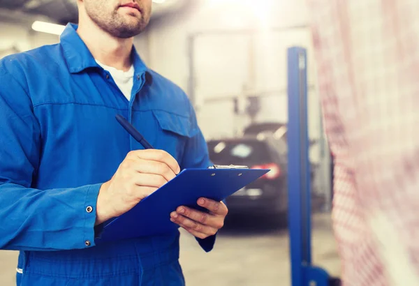 Automechanik se schránkou a muž v autoopravně — Stock fotografie