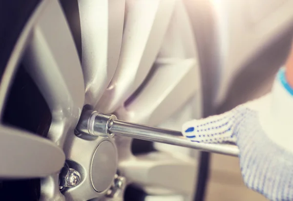 Makinist araba lastik değiştirme tornavida ile — Stok fotoğraf
