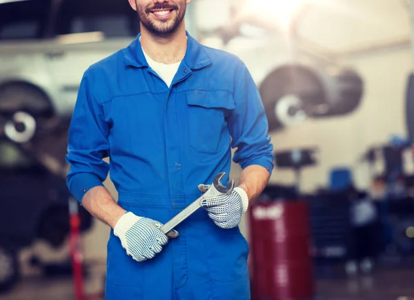 Automechaniker oder Schmied mit Schraubenschlüssel in der Autowerkstatt — Stockfoto